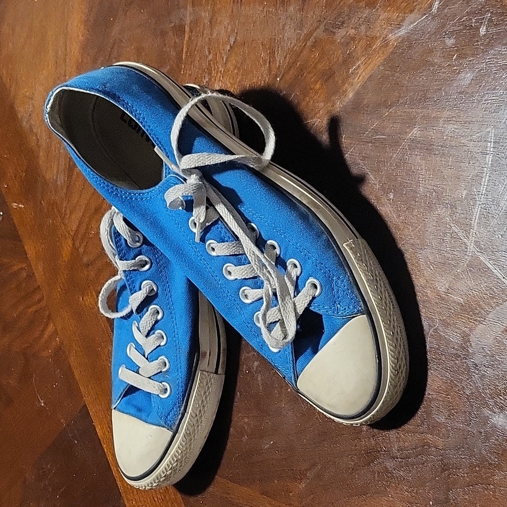 Converse Chuck Taylor's low top blue size 9